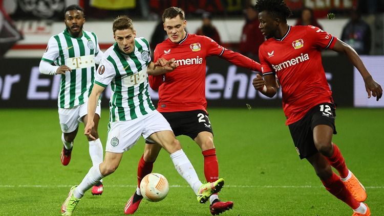 Florian Wirtz (tengah) di laga Bayer Leverkusen vs Ferencvaros. (Foto: REUTERS/Wolfgang Rattay) Copyright: © REUTERS/Wolfgang Rattay