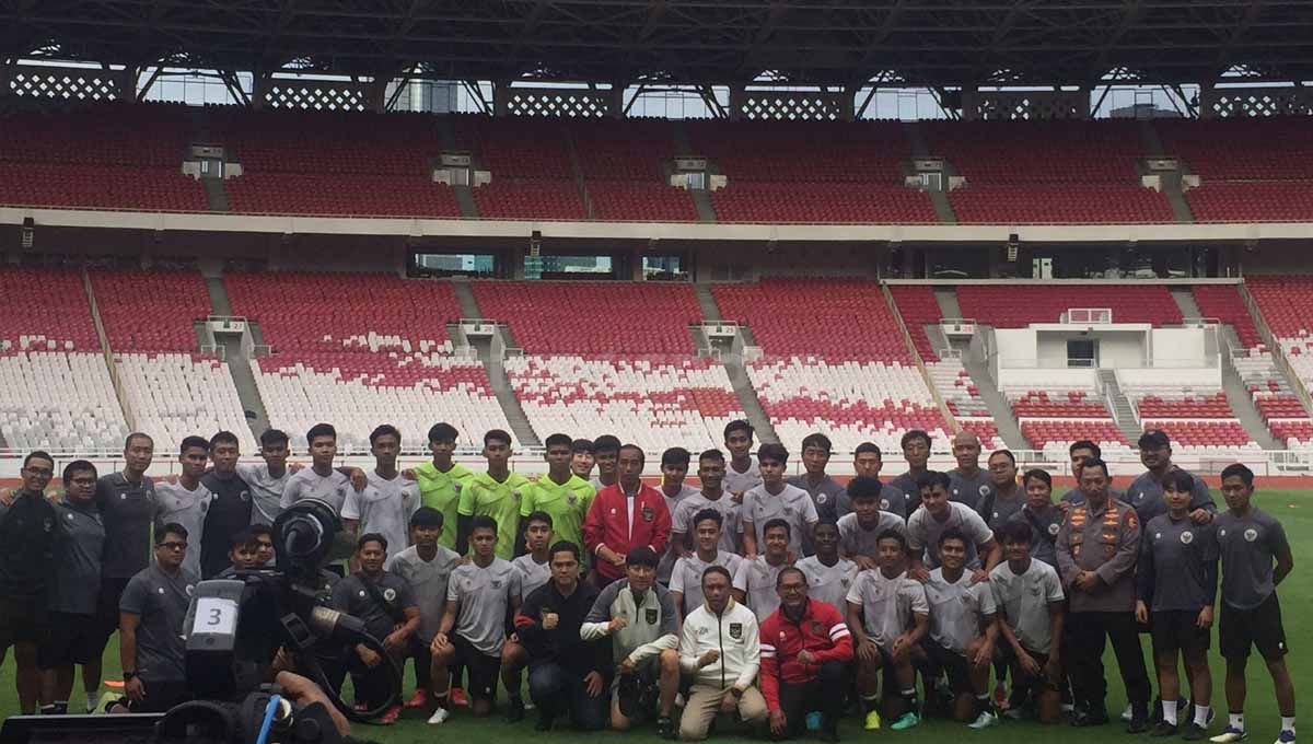 Presiden RI, Joko Widodo, menemui para pemain Timnas Indonesia U-20, Sabtu (01/04/23) di Stadion Gelora Bung Karno (GBK) Senayan, Jakarta. Copyright: © Petrus Manus Da'Yerimon/INDOSPORT