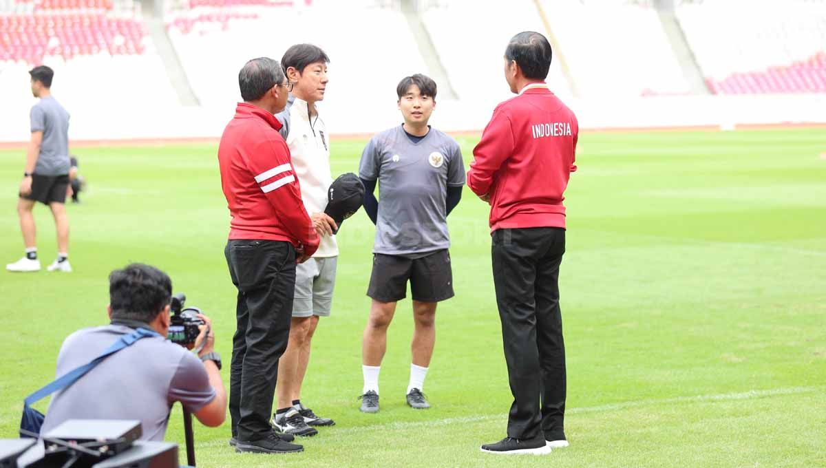 Pelatih Timnas Indonesia U-20, Shin Tae-yong, secara resmi membubarkan pemain skuad Garuda Nusantara mulai Sabtu (01/04/23) menyusul batalnya Piala Dunia U-20. Copyright: © Petrus Manus Da'Yerimon/INDOSPORT