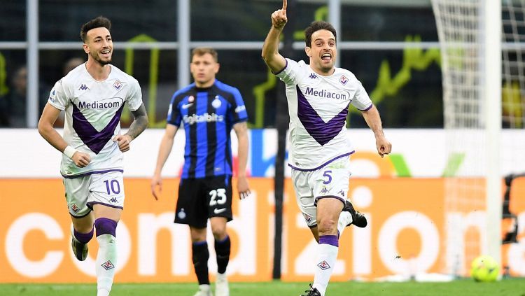 Giacomo Bonaventura dari Fiorentina merayakan gol pertamanya dengan Gaetano Castrovilli REUTERS-Daniele Mascolo Copyright: © REUTERS-Daniele Mascolo