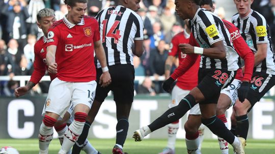 Situasi perebutan bola antara pemain Newcastle United vs Manchester United di Liga Inggris. Copyright: &copy; REUTERS/Scott Heppell