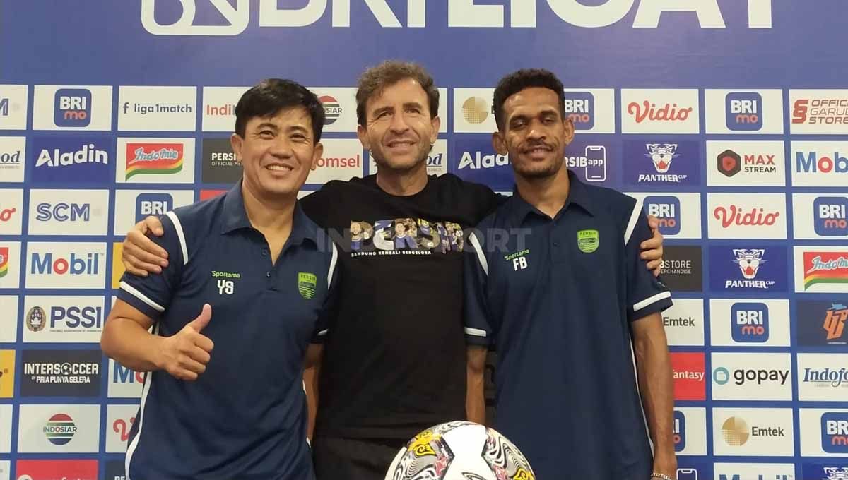 Pelatih Persib, Luis Milla (tengah) dengan pelatih fisik Persib, Yaya Sunarya (kiri) dan pemainnya Ricky Kambuaya (kanan). Foto: Arif Rahman/INDOSPORT. Copyright: © Arif Rahman/INDOSPORT