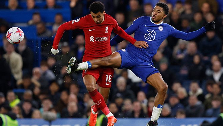 Pemain Liverpool, Cody Gakpo, saat berebut bola dengan pemain Chelsea di Liga Inggris. Copyright: © REUTERS/David Klein