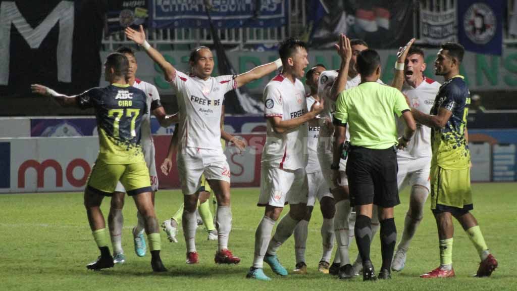 Laga Liga 1 antara Persib Bandung vs Persis Solo di Stadion Pakansari, Bogor, Selasa (04/04/23). Copyright: © Arif Rahman/INDOSPORT