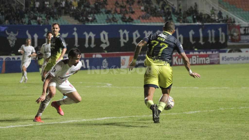 Laga Liga 1 antara Persib Bandung vs Persis Solo di Stadion Pakansari, Bogor, Selasa (04/04/23). Copyright: © Arif Rahman/INDOSPORT