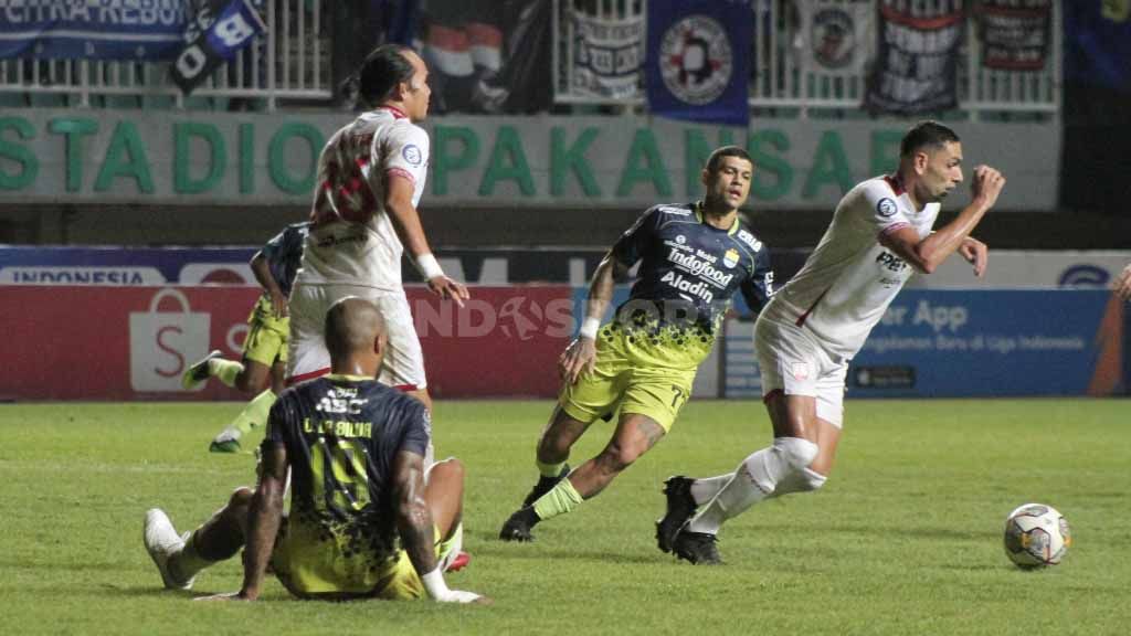 Laga Liga 1 antara Persib Bandung vs Persis Solo di Stadion Pakansari, Bogor, Selasa (04/04/23). Copyright: © Arif Rahman/INDOSPORT