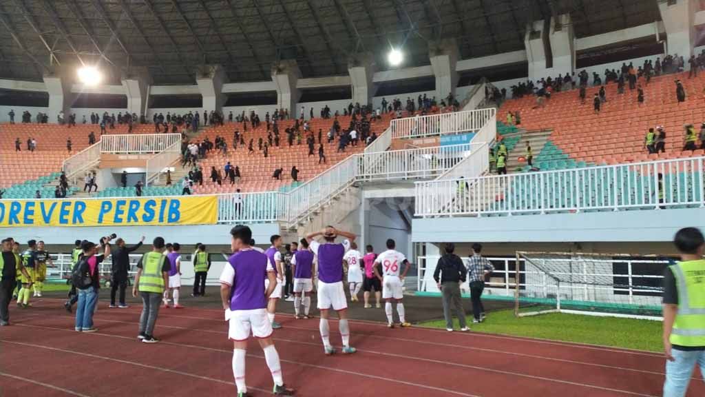 Laga Liga 1 antara Persib Bandung vs Persis Solo diwarnai bentrok antar suporter Persib Bandung dengan Persis Solo di Stadion Pakansari, Bogor, Selasa (04/04/23). Copyright: © Arif Rahman/INDOSPORT