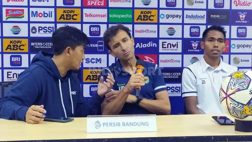 Pelatih Persib, Luis Milla (tengah) saat konferensi pers setelah pertandingan menghadapi Persis. Copyright: © Arif Rahman/INDOSPORT