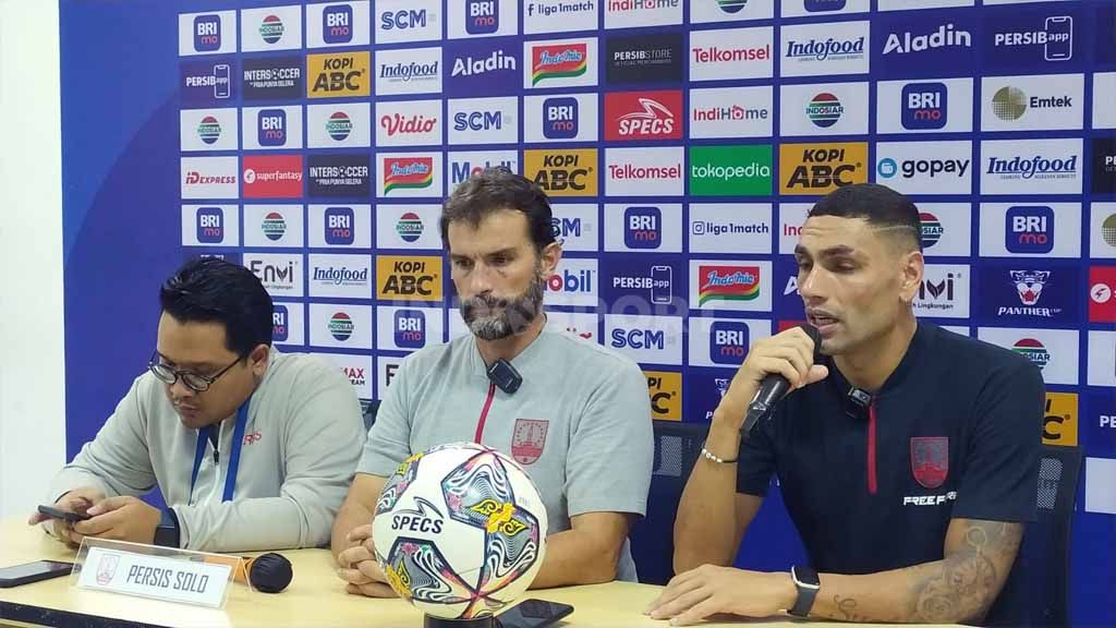 Pelatih Persis Solo, Leonardo Medina (tengah) saat konferensi pers setelah pertandingan menghadapi Persib. Copyright: © Arif Rahman/INDOSPORT