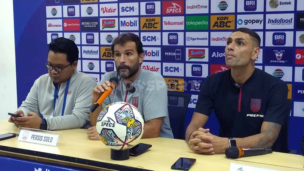 Pelatih Persis Solo, Leonardo Medina (tengah) saat konferensi pers setelah pertandingan menghadapi Persib. Copyright: © Arif Rahman/INDOSPORT