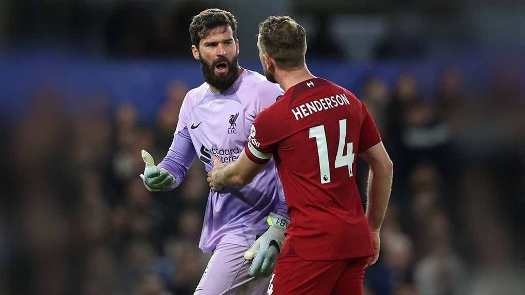 Frustrasi lawan Chelsea di Liga Inggris (Premier League), dua bintang Liverpool, Jordan Henderson dan Alisson Becker, nyaris baku hantam di lapangan. Foto: REUTERS/David Klein. Copyright: © REUTERS/David Klein