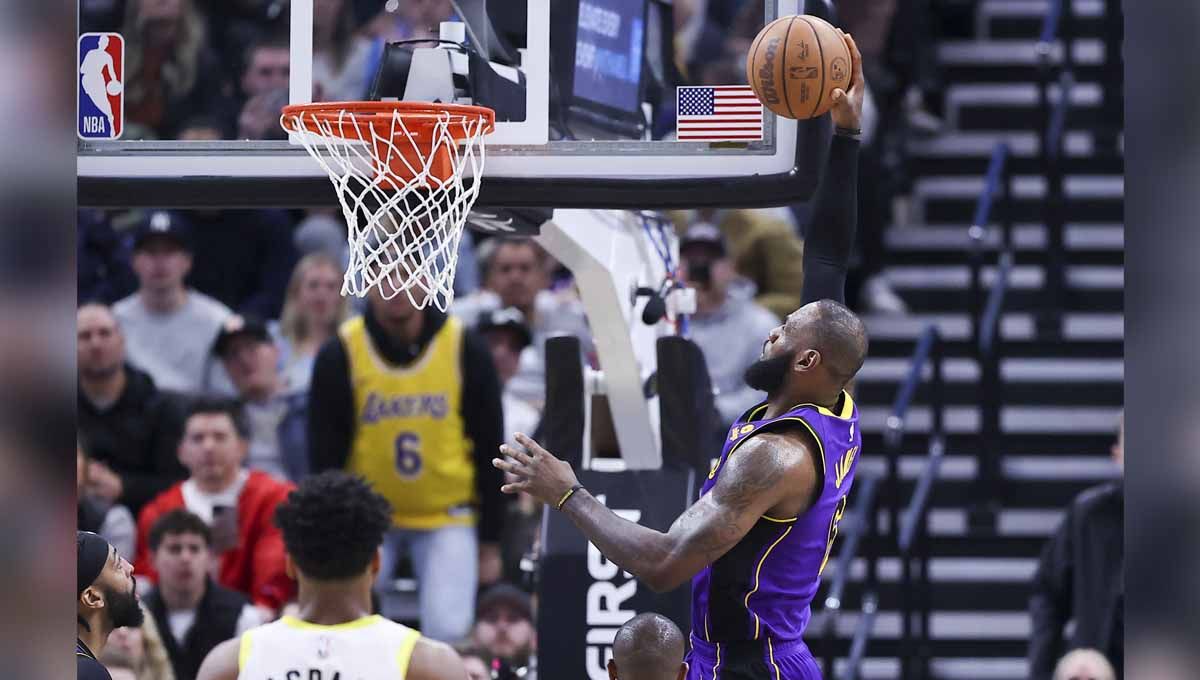 Rekap hasil NBA per Rabu (05/04/2023) menyajikan Los Angeles Lakers dan Golden State Warriors yang kompak menang. Copyright: © REUTERS/Rob Gray