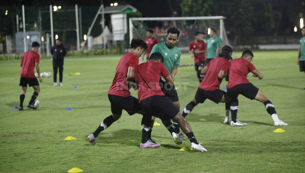 Latihan Timnas Indonesia U-22 sebagai persiapan menuju SEA Games 2023 di Lapangan Senayan, Jakarta, Rabu (05/04/23). Copyright: © Herry Ibrahim/INDOSPORT