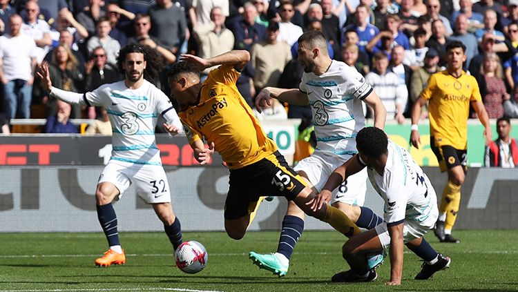 Pemain Wolves dilanggar saat mendekati kotak penalti oleh para pemain Chelsea di Liga Inggris. Copyright: © REUTERS/Chris Radburn