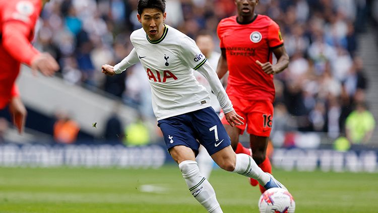 Penyerang Tottenham Hotspur, Son Heung-min saat melepaskan tendang ke gawang Brighton di Liga Inggris. Copyright: © Reuters/Andrew Couldridge