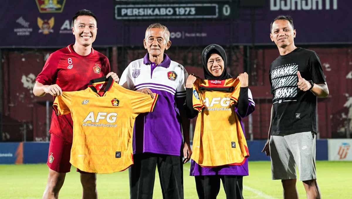 Kapten tim, Arthur Irawan beri jersey ke suporter spesial. (Foto: MO Persik Kediri) Copyright: © MO Persik Kediri