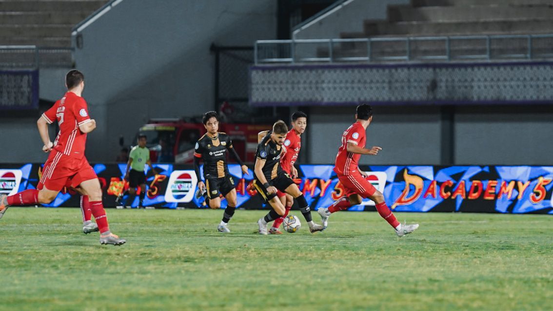 Laga Dewa United vs Persija Jakarta di Indomilk Arena, Senin (10/04/23). Copyright: © Dewa United