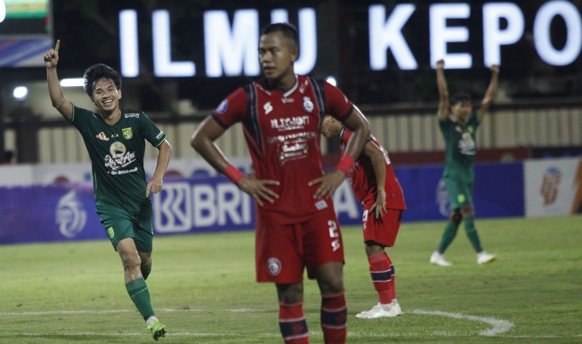 Laga tunda Liga 1 antara Persebaya Surabaya vs Arema FC di stadion PTIK, Jakarta, Selasa (11/04/23). Foto: Herry Ibrahim/Indosport Copyright: © Herry Ibrahim/Indosport