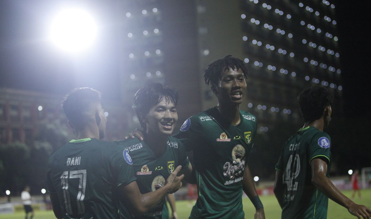 Para pemain Persebaya Surabaya asat menjalani laga tunda Liga 1 menghadapi Arema FC di stadion PTIK, Jakarta, Selasa (11/04/23). Foto: Herry Ibrahim/Indosport Copyright: © Herry Ibrahim/Indosport