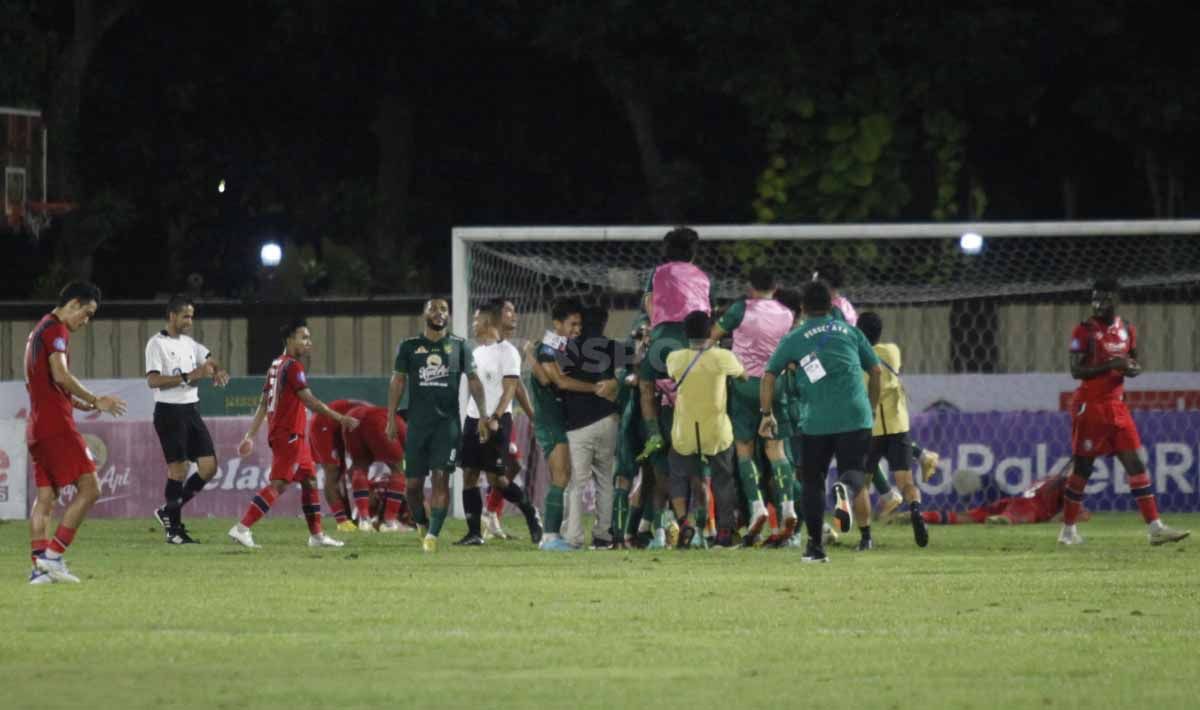 Laga tunda Liga 1 antara Persebaya Surabaya vs Arema FC di stadion PTIK, Jakarta, Selasa (11/04/23). Copyright: © Herry Ibrahim/INDOSPORT