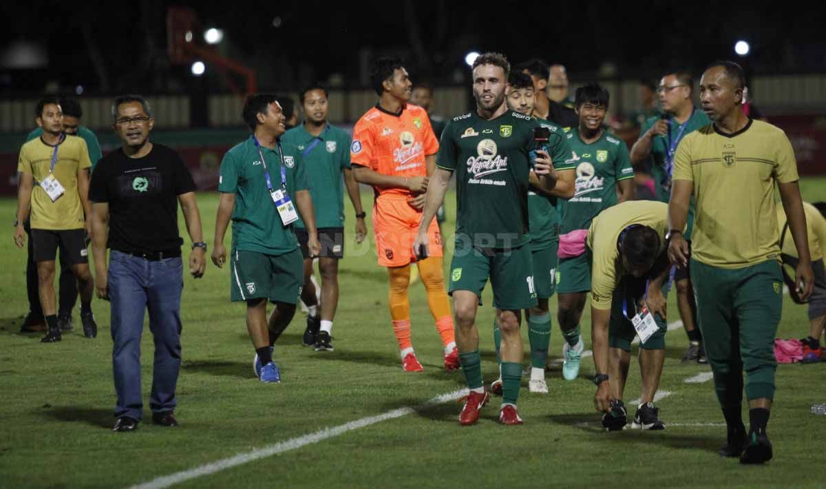 Hasil Liga 1 Persebaya vs Dewa United pada Sabtu (15/04/23) malam WIB, Bajul Ijo berhasil tutup musim dengan kemenangan usai tumbangkan tim tamu. Copyright: © Herry Ibrahim/INDOSPORT