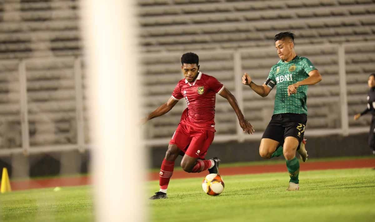 Uji coba tertutup Timnas Indonesia U-22 melawan Bhayangkara FC di stadion Madya Senayan, Jakarta, Selasa (11/04/23). Laga berakhir imbang 1-1 untuk kedua tim. (Foto: PSSI) Copyright: © PSSI