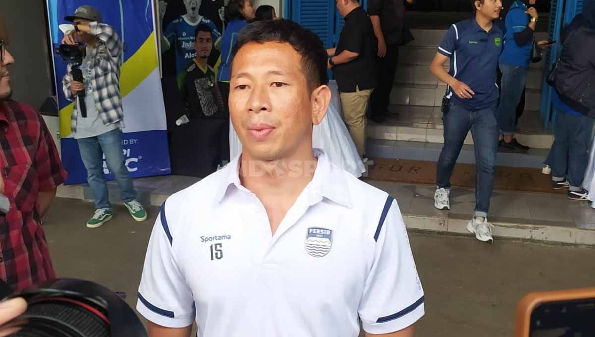 Pelatih Persib Bandung, Bojan Hodak, puji aksi I Made Wirawan pada laga persahabatan kontra Borussia Dortmund Legend di Stadion Siliwangi, Minggu (10/09/23). Copyright: © Arif Rahman/INDOSPORT