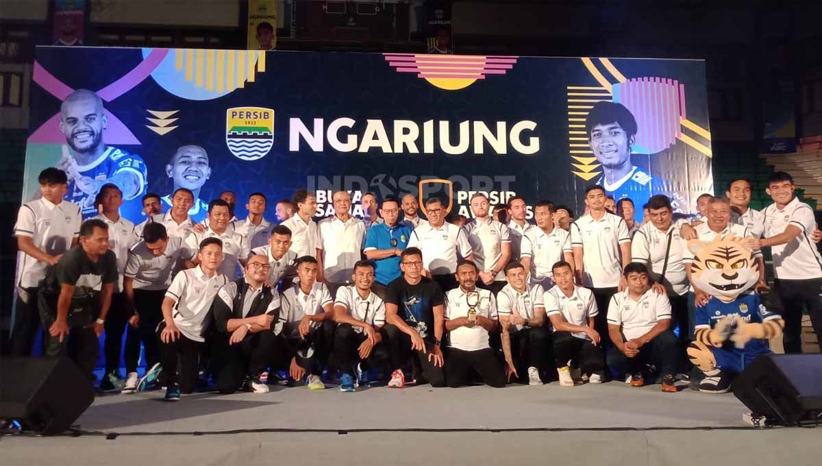 Tim Persib berfoto bersama saat acara Persib award 2023 di GOR C-Tra Arena, Kota Bandung, Kamis (13/04/23). Copyright: © Arif Rahman/INDOSPORT