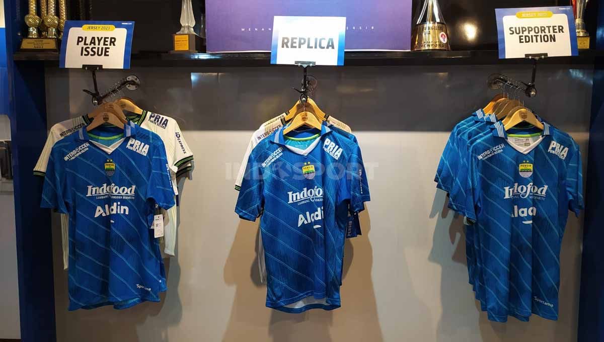 Jersey anyar Persib musim 2023-2024 mulia dijual Persib Store, Jalan Sulanjana, Kota Bandung, Jumat (14/04/23). Copyright: © Arif Rahman/INDOSPORT