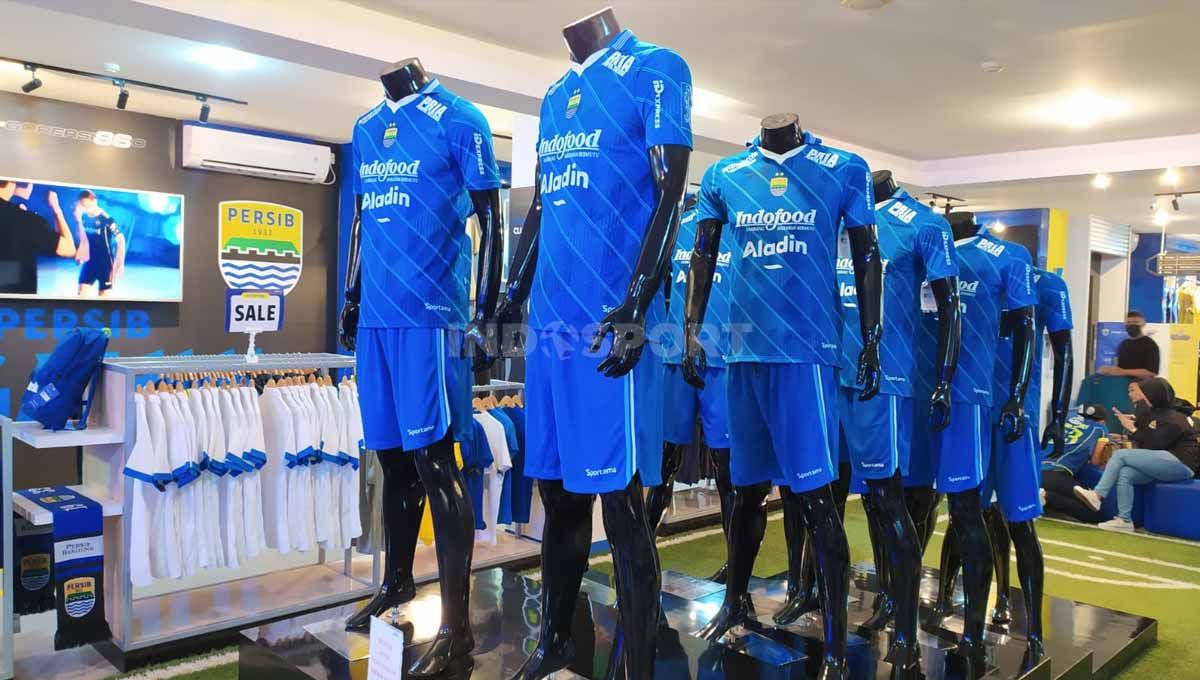 Jersey anyar Persib musim 2023-2024 mulia dijual Persib Store, Jalan Sulanjana, Kota Bandung, Jumat (14/04/23). Copyright: © Arif Rahman/INDOSPORT