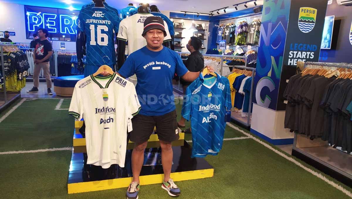 Jersey anyar Persib musim 2023-2024 mulai diburu oleh Bobotoh. Copyright: © Arif Rahman/INDOSPORT