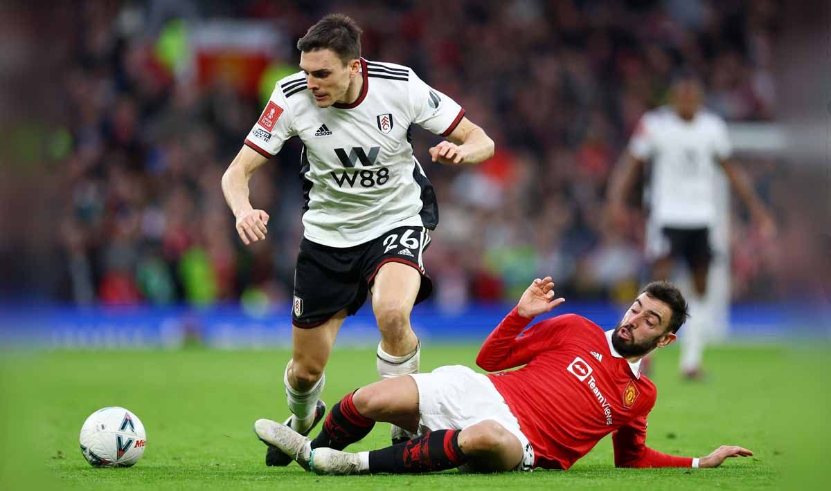 Pemain Fulham, Joao Palhinha saat berduel dengan pemain Manchester United Bruno Fernandes. (Foto: REUTERS/Carl Recine) Copyright: © REUTERS/Carl Recine