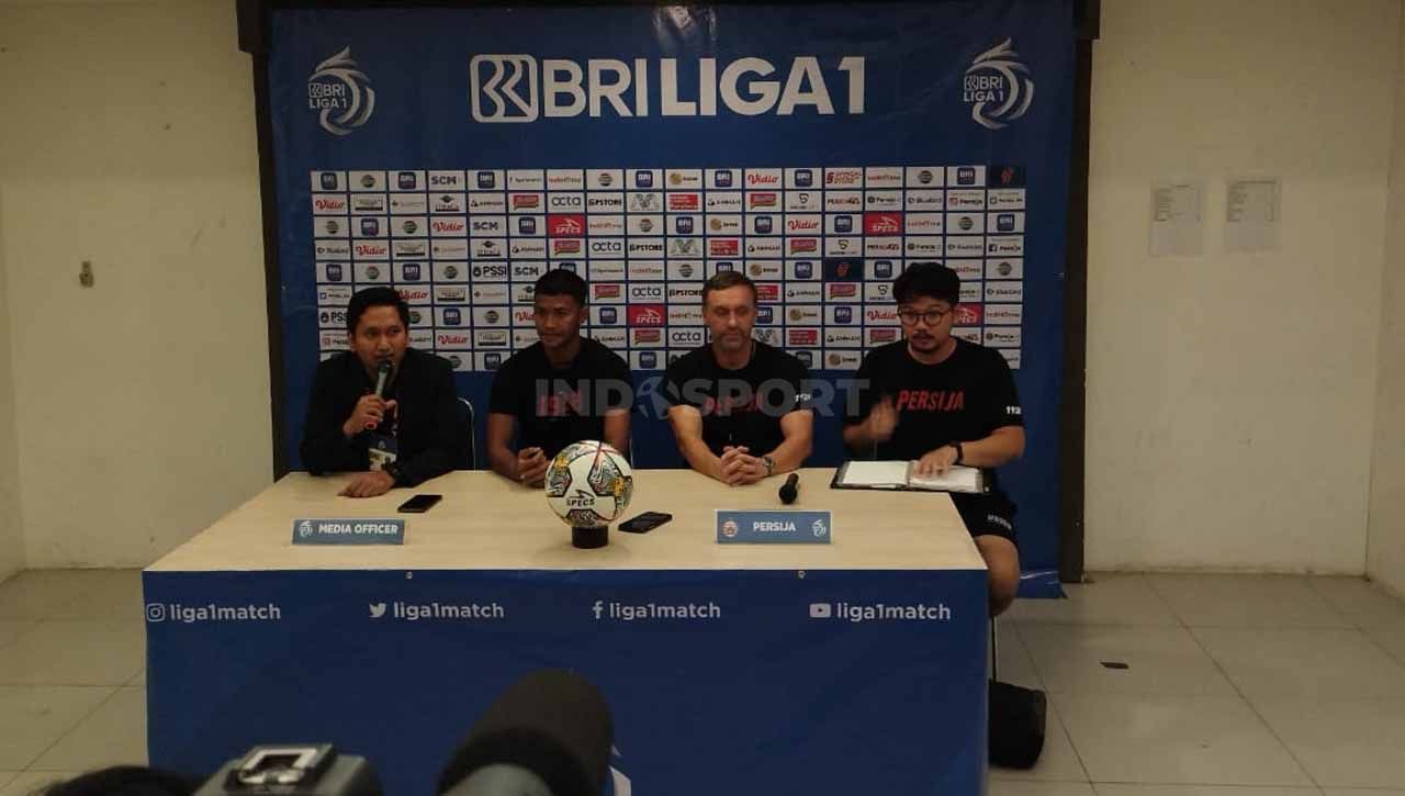 Preematch H-1 Persija Jakarta jelang lawan PSS Sleman yang dihadiri oleh pelatih Thomas Doll dan perwakilan pemain Resky Fandi. Copyright: © Herry Ibrahim/INDOSPORT