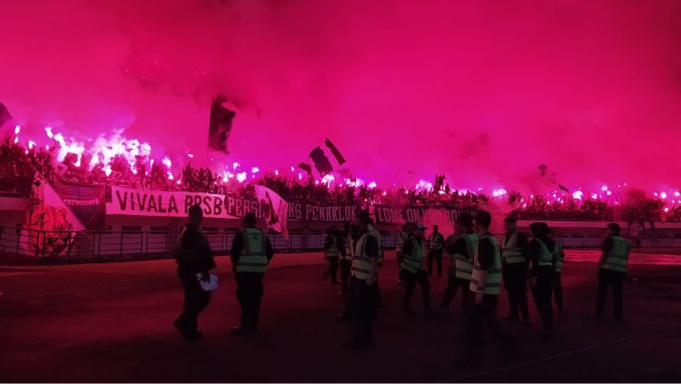 Suasana GBLA Usai Pertandingan Liga 1 antara Persib vs Persikabo Copyright: © Arif Rahman/Indosport.com