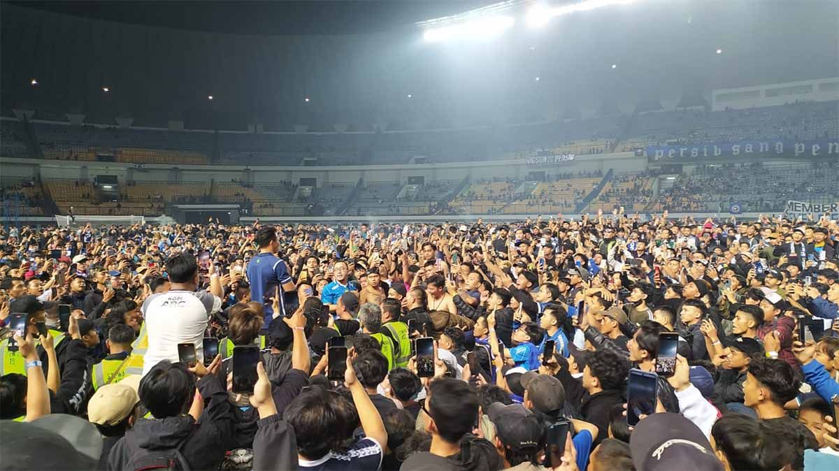 Momentum I Made Wirawan, mengucapkan perpisahan dan terima kasih kepada puluhan ribu Bobotoh, usai memutuskan pensiun setelah pertandingan terakhir Liga 1 2022/2023. Copyright: © Arif Rahman/INDOSPORT