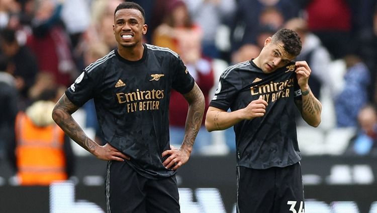 Ekspresi kecewa Gabriel Magalhaes (kiri) dan Granit Xhaka (kanan) pasca laga West Ham vs Arsenal (16/04/23). (Foto: Reuters/Matthew Childs) Copyright: © Reuters/Matthew Childs