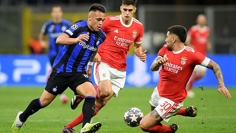 Penyerang Inter Milan, Lautaro Martinez, saat berusaha lepas dari kawalan para pemain Benfica di Liga Champions. Copyright: © REUTERS/Daniele Mascolo