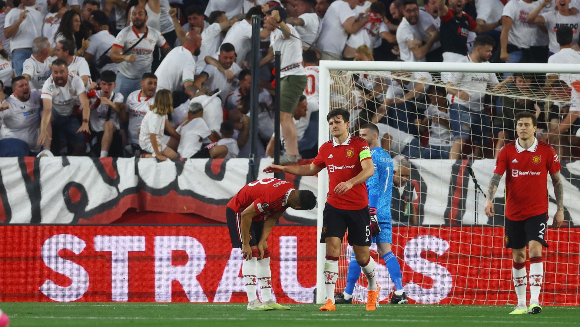 Kekecewaan Harry Maguire saat gawang Manchester United dibobol Sevilla di Leg Kedua Perempat Final Liga Europa. Reuters/Paul Childs Copyright: © Reuters/Paul Childs