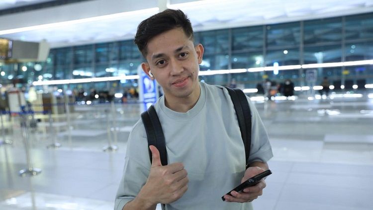 Pebulu tangkis ganda putra, Rian Ardianto, berpose dalam keberangkatan ke Dubai untuk lakoni Badminton Asia Championships 2023 (BAC), Minggu (23/04/23), Copyright: © PBSI