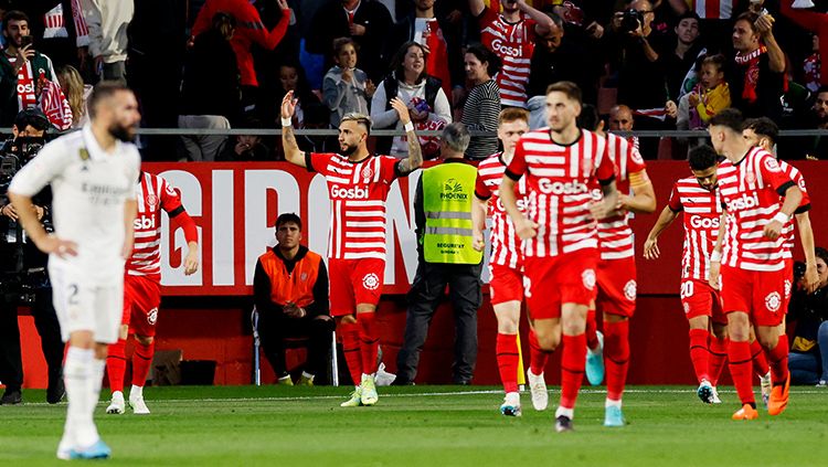 Selebrasi para pemain Girona usai cetak gol ke gawang Real Madrid di Liga Spanyol. Copyright: © REUTERS/Albert Gea