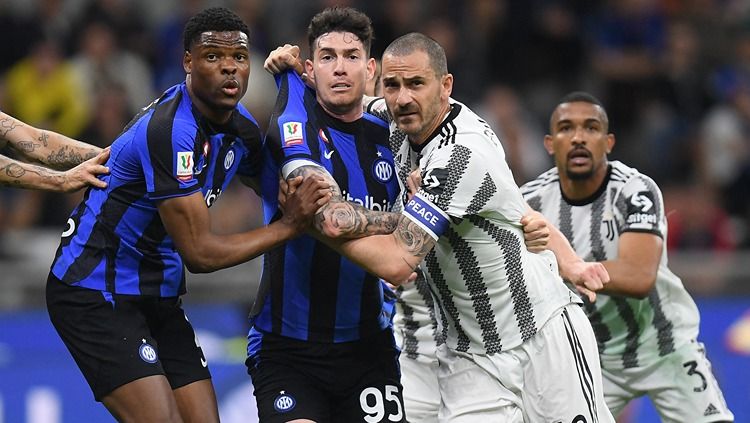 Masalah tidak berhenti mendera Juventus. Belum selesai skandal doping Paul Pogba, mereka kini akan dituntut oleh eks kapten sendiri yakni Leonardo Bonucci. REUTERS/Daniele Mascolo Copyright: © REUTERS/Daniele Mascolo