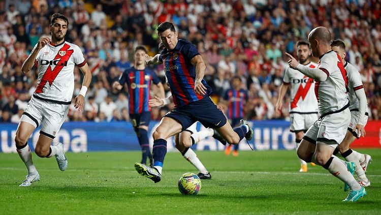 Aksi Robert Lewandowski di laga Liga Spanyol antara Rayo Vallecano vs Barcelona. REUTERS/Juan Medina Copyright: © REUTERS/Juan Medina