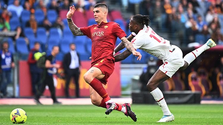 Manchester United dikabarkan tengah memantau pemain AS Roma yang bernama Gianluca Mancini sebagai suksesor Harry Maguire pada bursa transfer 2024. Copyright: © REUTERS/Alberto Lingria