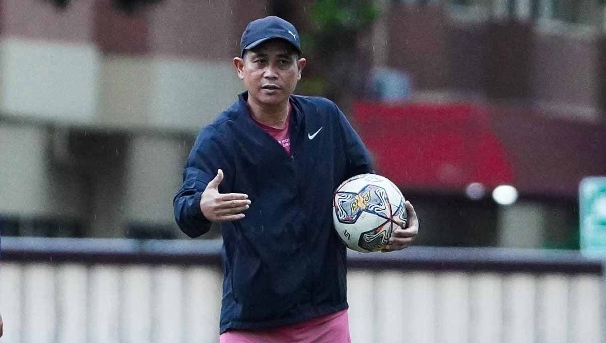 Arema FC akhirnya memutuskan bahwa posisi pelatih kepala atau head coach, tetap diisi oleh Joko Susilo pada kompetisi Liga 1 Indonesia 2023-2024. Copyright: © MO Arema FC