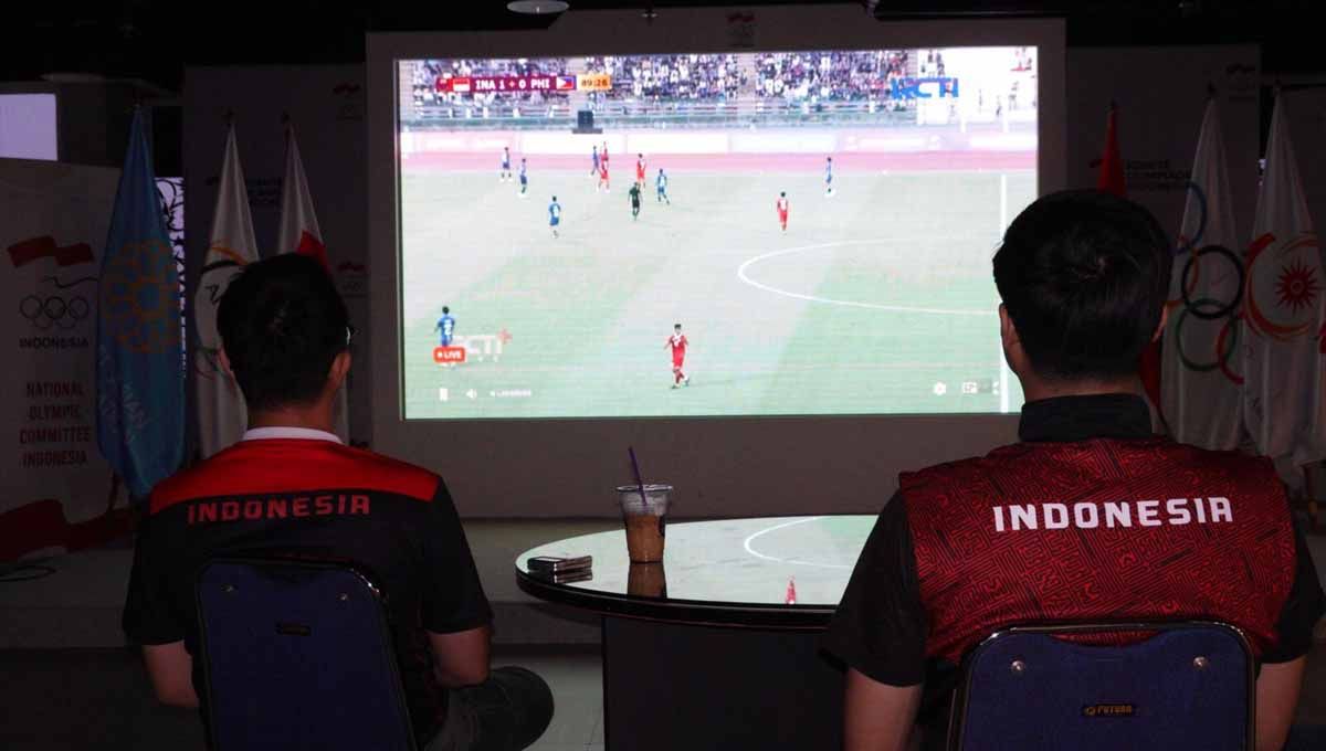 Chef de Mission (CdM) SEA Games Kamboja dan tim sedang menyaksikan pertandingan Indonesia vs Filipina. (Foto: NOC Indonesia/ Naif Al'as) Copyright: © NOC Indonesia/ Naif Al'as