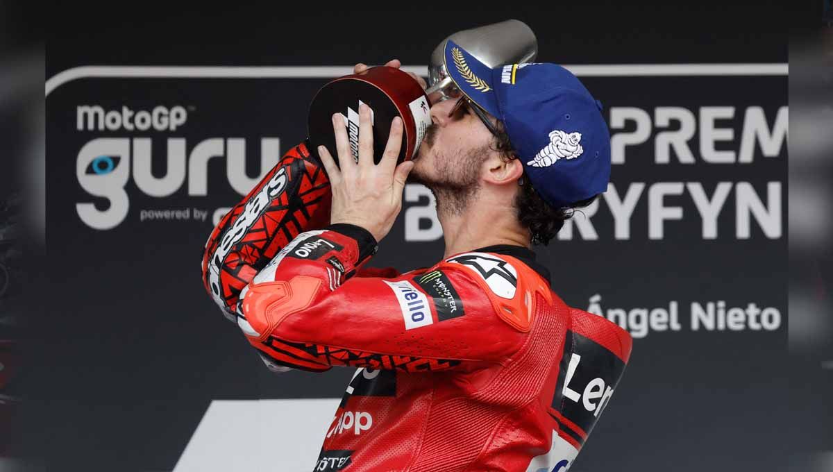 Pembalap Francesco Bagnaia dari tim Ducati Lenovo merayakan kemenangannya di MotoGp Spanyol 2023, Minggu (30/04/23). (Foto: REUTERS/Jon Nazca) Copyright: © REUTERS/Jon Nazca
