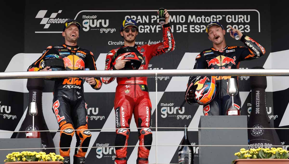 Francesco Bagnaia merayakan podium bersama Brad Binder peringkat kedua dan Jack Miller peringkat ketiga. (Foto: REUTERS/Jon Nazca) Copyright: © REUTERS/Jon Nazca