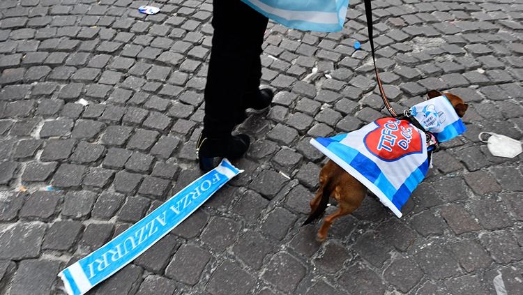 Reaksi fans Napoli setelah timnya ditahan imbang Salernitana di pekan ke-32 Liga Italia 2022/23. REUTERS/Massimo Pinca Copyright: © REUTERS/Massimo Pinca