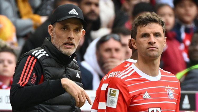 Thomas Tuchel memberikan instruksi kepada Thomas Mueller di laga Bayern Munchen vs Hertha Berlin. REUTERS/Angelika Warmuth Copyright: © REUTERS/Angelika Warmuth