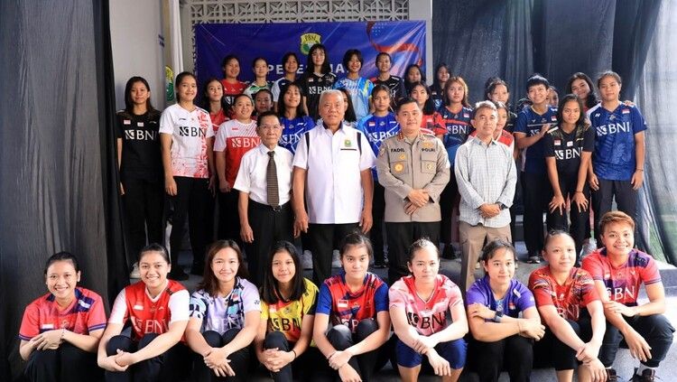 Sekjen PP PBSI, Fadil Imran berfoto bersama para atlet usai meresmikan kolam pemulihan dan kebugaran di Pelatnas Cipayung. Copyright: © Humas PP PBSI
